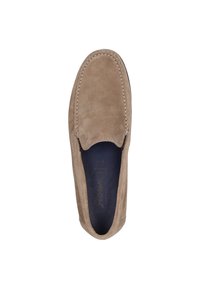 Beige Wildleder Slipper mit rundem Zehenbereich, detaillierter Naht entlang der Kanten und dunkelblauem Innensohle.