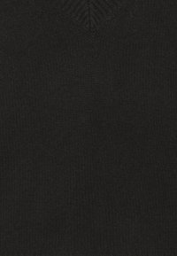 Tessuto lavorato a maglia nero con una texture liscia, caratterizzato da un design a V e da sottili coste all'orlo del collo. Nessun motivo o accentuazione visibile.