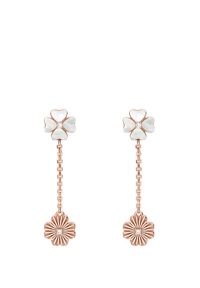 Rødeguldsøreringe med to blomsterdesigns: den ene med en hjerteformet kontur og indlæg, og den anden med en ribbet tekstur og ædelsten.