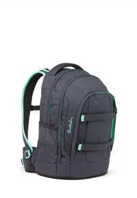 Zaino grigio con dettagli verde menta, spallacci imbottiti, tasca laterale in rete, due cinghie frontali e tessuto resistente. Forma arrotondata per adattamento ergonomico.