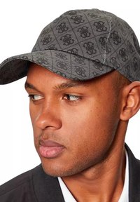 Cappellino da baseball grigio con un motivo testurizzato e un logo scuro. Visiera curva, dettagli cuciti e stile aderente.