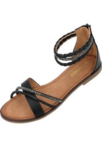 Sandal nera piatta con cinturino alla caviglia intrecciato, dettagli metallici decorativi, soletta imbottita color tan e design minimalista con punta aperta.