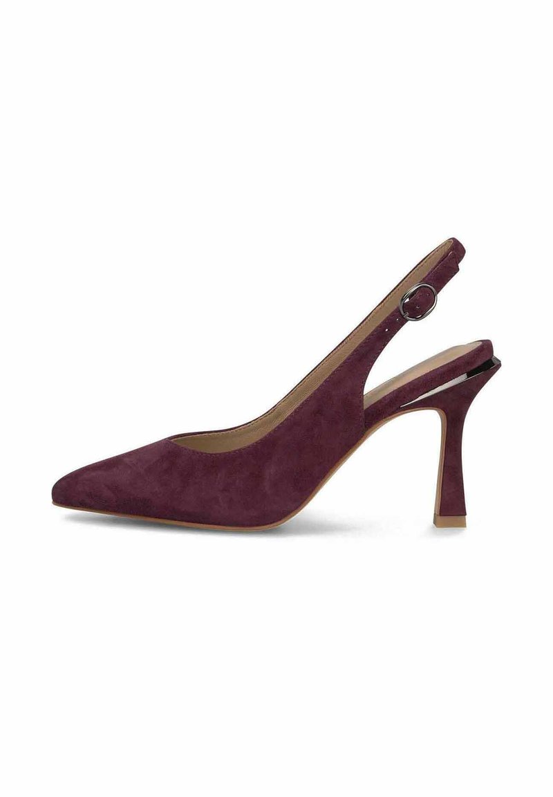 Zapatos de tacón slingback en ante burdeos oscuro, con punta afilada, tacón alto y delgado, y tobillo expuesto con un acento de hebilla metálica redonda.