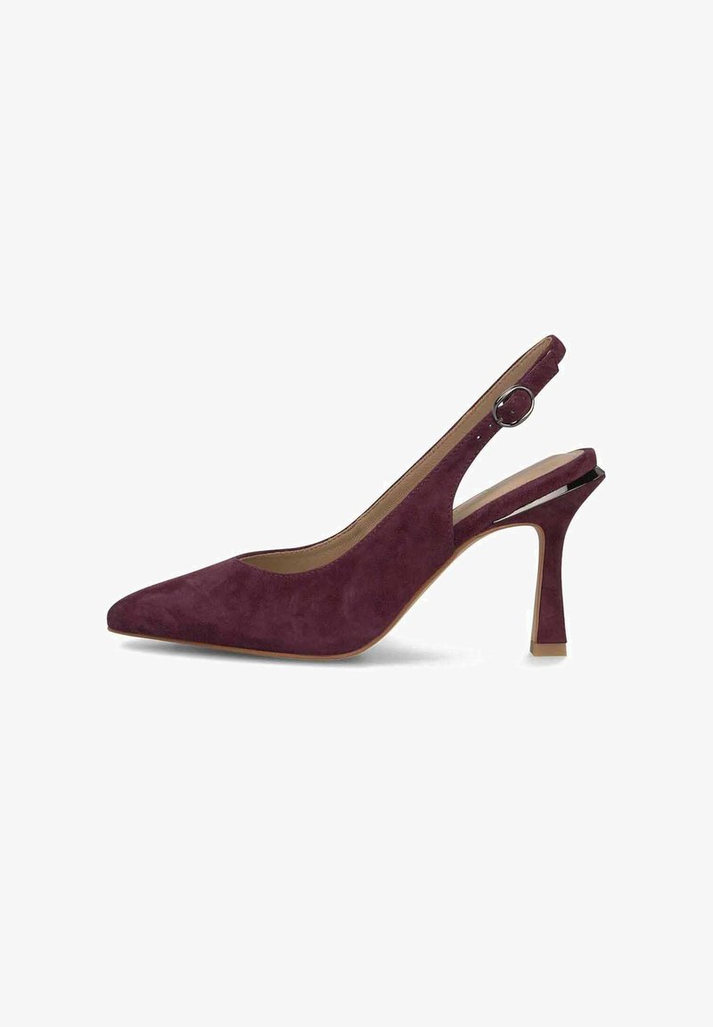 Zapatos de tacón slingback en ante burdeos oscuro, con punta afilada, tacón alto y delgado, y tobillo expuesto con un acento de hebilla metálica redonda.