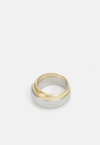 Anello bicolore con una fascia in argento lucido e una parte superiore placcata in oro, design arrotondato con una superficie lucida e una sottile incisione.