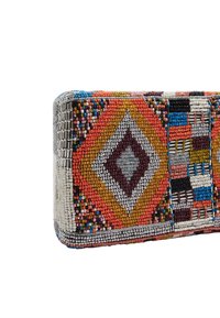 Rektangulær clutch med farverig geometrisk perlesyning i orange, guld, hvid, blå og sort arrangeret i diamant- og stribemønstre.