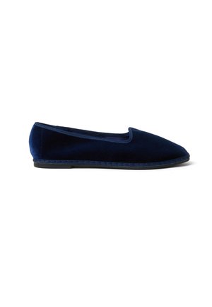 Zapato plano de terciopelo azul marino con punta cuadrada redondeada y tacón bajo, perfil lateral sobre fondo blanco.