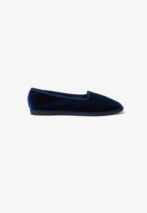 Zapato plano de terciopelo azul marino con punta cuadrada redondeada y tacón bajo, perfil lateral sobre fondo blanco.