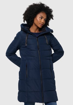 Donkerblauwe gewatteerde jas met een capuchon, voorzien van een ritssluiting aan de voorkant, twee zijzakken met rits en zwarte hardware accenten. Geëngineerd quiltontwerp.