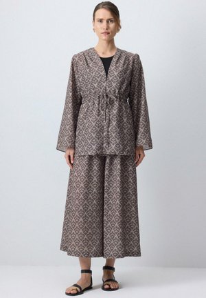 Touché Privé PATTERNED KIMONO SET - Pantalon classique - brown