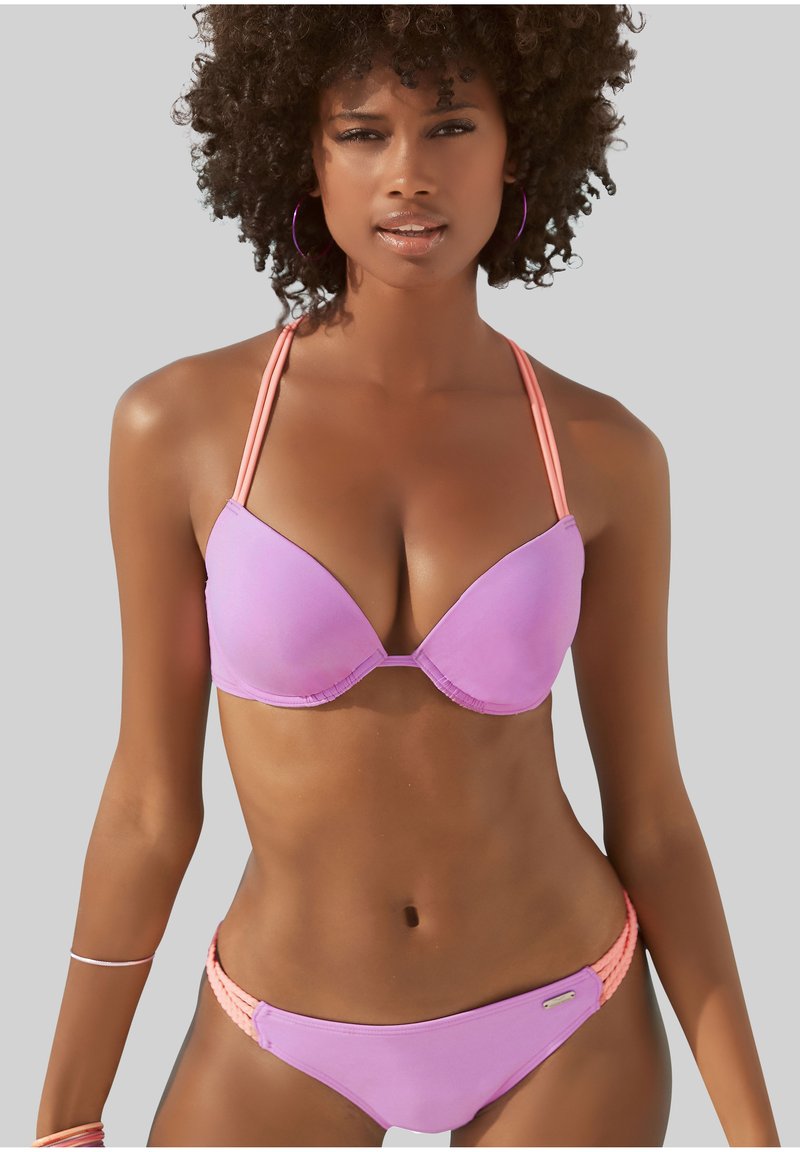 Fioletowy bikini z trójkątnym stanikiem push-up i plecionymi koralowymi ramiączkami. Pasujące majtki typu low-rise mają plecione akcenty na biodrze.
