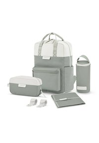 Mochila gris con acentos blancos, compartimentos con cremallera, tejido texturizado, bolsa más pequeña incluida, contenedor cilíndrico y dos correas.