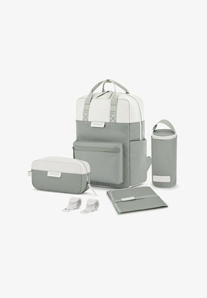 Mochila gris con acentos blancos, compartimentos con cremallera, tejido texturizado, bolsa más pequeña incluida, contenedor cilíndrico y dos correas.