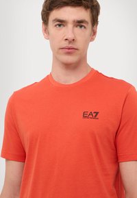EA7 Emporio Armani TRAIN CORE TEE - Jednoduché tričko - summer fig