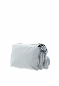 Petit sac bandoulière en tissu gris clair avec fermeture éclair et bandoulière réglable sur fond blanc.