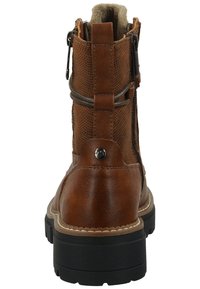 Stivale alla caviglia in pelle marrone con tomaia testurizzata e perforata, dettagli grigi, zip laterale e una suola nera spessa con una cucitura decorativa.