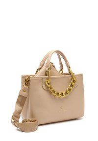 Borsa beige realizzata in pelle testurizzata, caratterizzata da accenti in catena dorata, manici superiori doppi e una tracolla rimovibile.