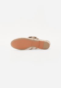 Lichtbeige sandaal met een gestructureerde bovenkant, strass accenten en een gladde rubberen zool. De onderkant heeft een gevormd ontwerp voor comfort.