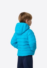 Μπλε μπουφάν-φουσκωτό με κουκούλα, με ραμμένες οριζόντιες ρίγες και λεία υφή. Η πίσω όψη δείχνει εφαρμοσμένα μανίκια και τελείωμα.