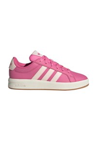 Rosa Adidas Sneaker in niedriger Ausführung mit weißen Streifen, weißer Sohle und Schnürung an der Vorderseite, seitlich auf weißem Hintergrund gezeigt.