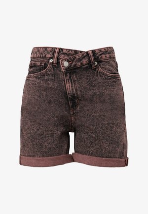 Denim shorts in een vervaagde roze en zwarte kleur. Heeft een hoge taille, opgerolde manchetten en een klassiek vijfzakkenontwerp met metalen knoop.