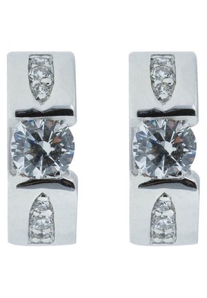 Par sølvøreringe, hver med en stor rund klar ædelsten i midten og to mindre klare ædelsten indlejret ovenover og nedenfor.