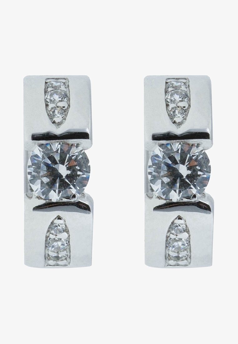 Paire de boucles d'oreilles en argent, chacune avec une grande pierre précieuse ronde et claire au centre, accompagnée de deux petites pierres précieuses claires incrustées au-dessus et en dessous.