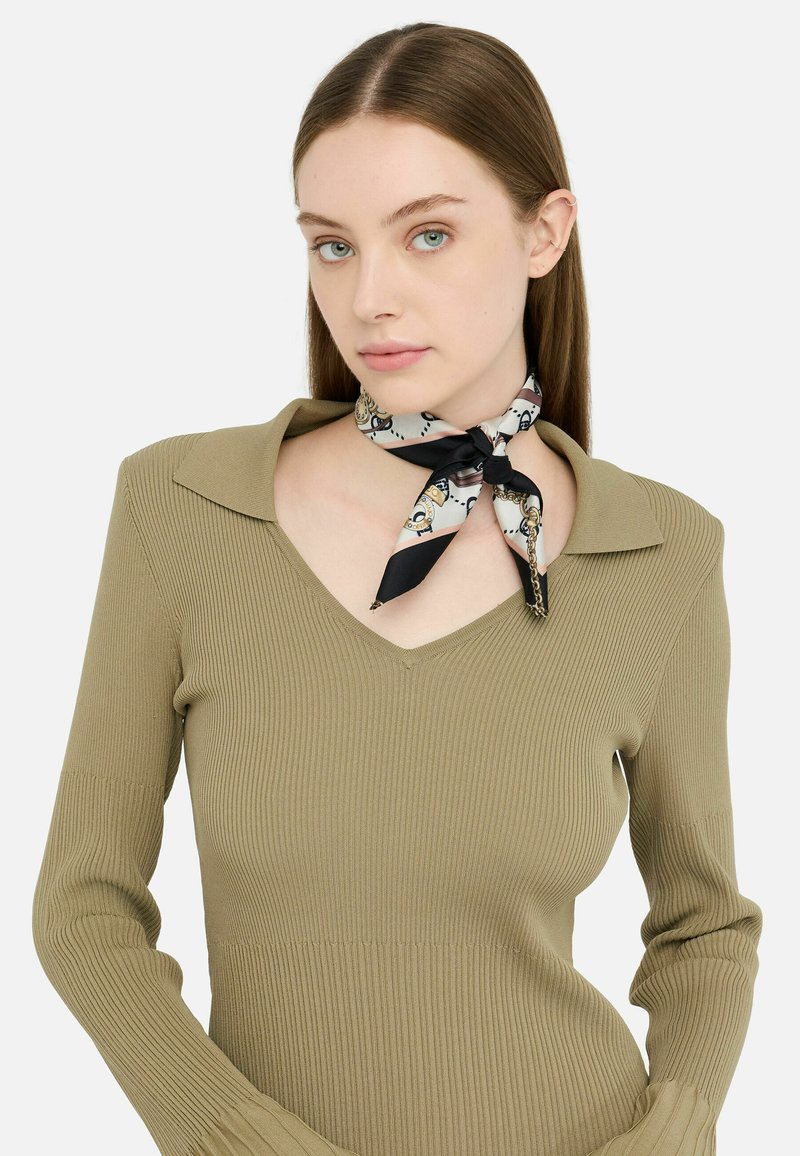 Maglione rigato di colore verde oliva con scollo a V e maniche lunghe, abbinato a una sciarpa di seta fantasia annodata attorno al collo.