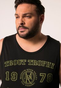 Maglietta nera senza maniche con testo verde che recita "TROUT TROPHY 1978", con un logo rotondo al centro. Realizzata in tessuto morbido, con vestibilità rilassata.