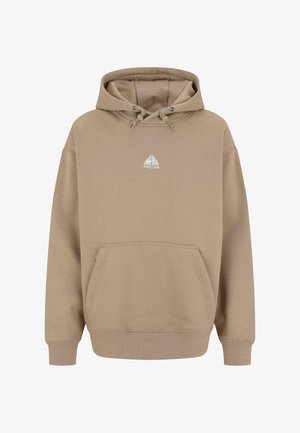 Béžová mikina s kapucí vyrobená z měkké bavlny. Má přední kapsu, nastavitelné šňůrky a malý trojúhelníkový logo na hrudi.