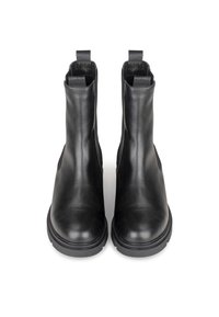 Botas de tobillo de cuero negro con un acabado liso, lengüetas para tirar y una suela gruesa. Cuentan con paneles elásticos laterales para facilitar su uso.