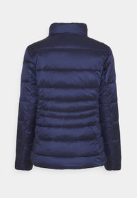 Giubbotto trapuntato blu navy con colletto alto, trapuntato, texture liscia, con cuciture orizzontali e polsini elastici. Vista posteriore.