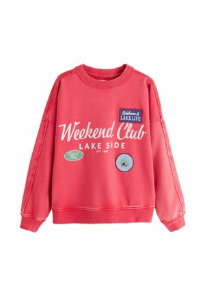 Rød sweatshirt med teksten "Weekend Club Lake Side" og tre mærker med teksten "Welcome to Lakelife", "Take it Easy" og et badge med campingmotiv.