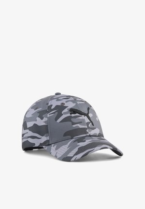 Gorra camuflaje gris con visera curva, hecha de tela. Presenta un logo negro en el frente y orificios de ventilación en los lados.