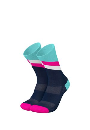 Paar knielanger Socken in Dunkelmarine mit hellblauen Bündchen, neonpinken Zehen und Streifen in Neonpink und Weiß nahe dem oberen Rand.