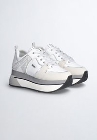 Baskets blanches en matériaux mixtes avec des accents en daim et brillants, une semelle plateforme épaisse et des détails gris. Lacets et marquage inclus.