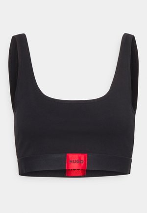 Schwarzes Cropped Top mit quadratischem Ausschnitt und breiten Trägern. Verfügt über ein rotes Logo-Band am Saum und eine glatte, leichte Stofftextur.