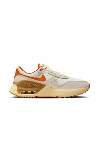 Sneaker Nike Air Max con una toma superiore in rete beige, dettagli arancioni, punta in suede e una suola in gomma crema con un'unità d'aria visibile.