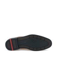 Semelle de chaussure en caoutchouc noir avec grip texturé ; présente une bande d'accent rouge ; conçue avec une forme arrondie et une construction durable pour l'adhérence.