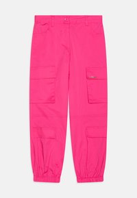Roze cargobroek van lichtgewicht stof, voorzien van een elastische zoom, twee zijzakken en cargozakken op beide benen.