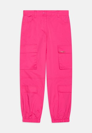 Pantalons cargo roses en tissu léger, avec un ourlet élastiqué, deux poches latérales et des poches cargo sur les deux jambes.