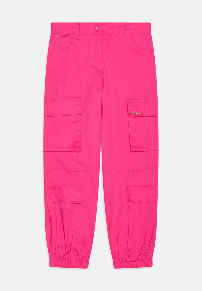 Roze cargobroek van lichtgewicht stof, voorzien van een elastische zoom, twee zijzakken en cargozakken op beide benen.