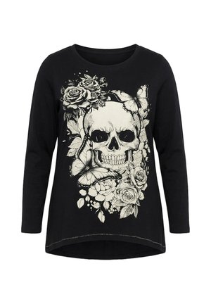Czarna bluzka z długim rękawem z białym, szczegółowym czaszką, otoczona różami i motylami, umieszczona centralnie z przodu.