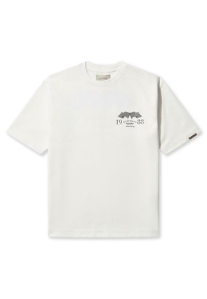 Witte katoenen t-shirt met korte mouwen en een ronde halslijn. Heeft een grafisch ontwerp met zwarte tekst, gelegen op de borst.