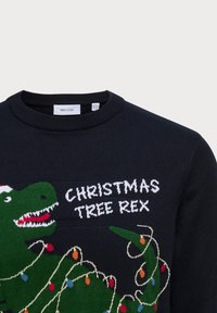 Pulover bleumarin cu un grafic de dinozaur verde împodobit cu lumini de Crăciun colorate și textul "CHRISTMAS TREE REX" în alb.