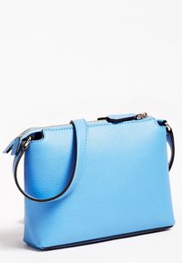 Borsa a mano in pelle azzurro chiaro con superficie testurizzata, chiusura con zip, dettagli neri e tracolla removibile. Forma rettangolare compatta.
