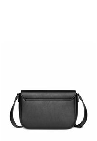 Borsa a tracolla nera realizzata in pelle liscia, con forma rettangolare, chiusura a pattina e tracolla regolabile.