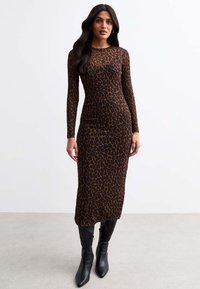 Robe midi à manches longues en imprimé léopard marron et noir, en matériau extensible, avec une coupe ajustée et un col rond.