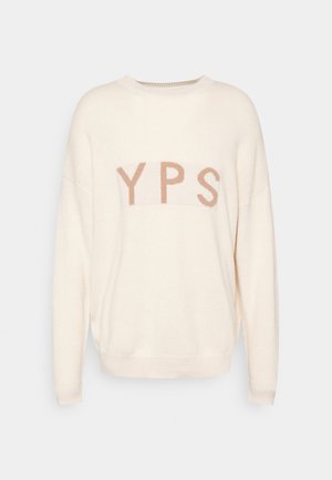 Kremowy sweter o luźnym kroju, z kontrastowym beżowym logo "YPS" na klatce piersiowej, miękka struktura dzianiny oraz ściągacze przy rękawach.