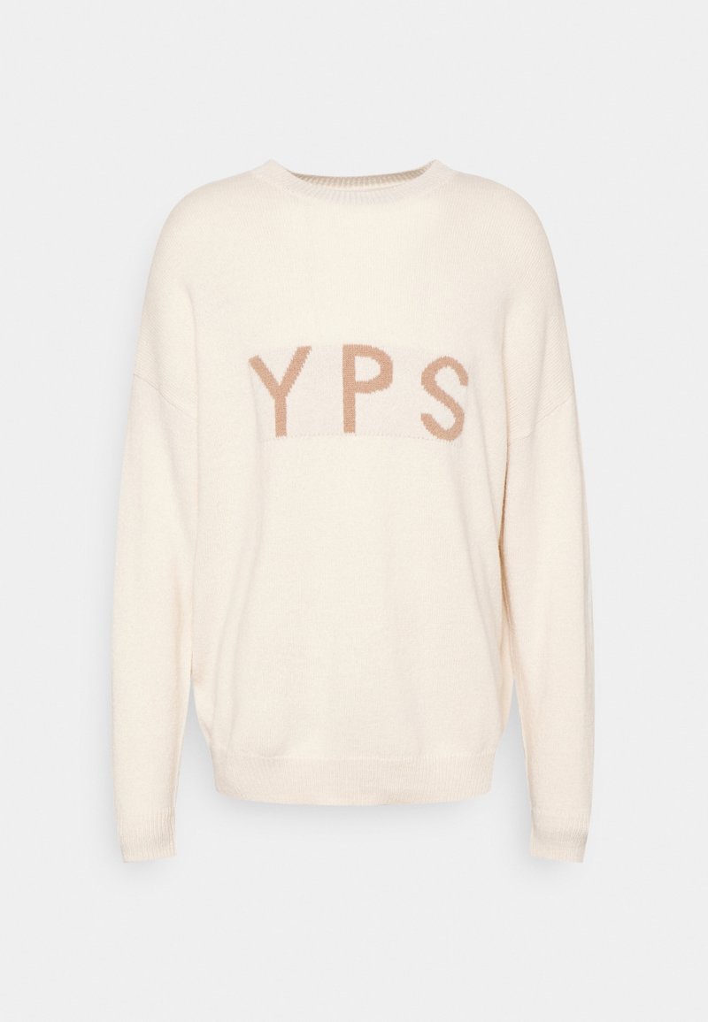 Pull crème à coupe décontractée, arborant un logo "YPS" beige contrastant sur la poitrine, avec une texture tricotée douce et des poignets côtelés.